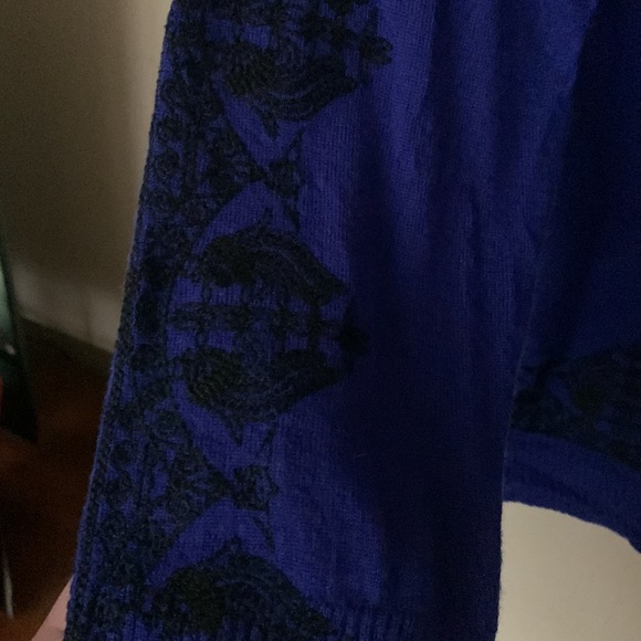 ❌Donated 08/0723 ❤️J.Crew Merino Wool, light weight, embroidered design sweater - Picture 3 of 5